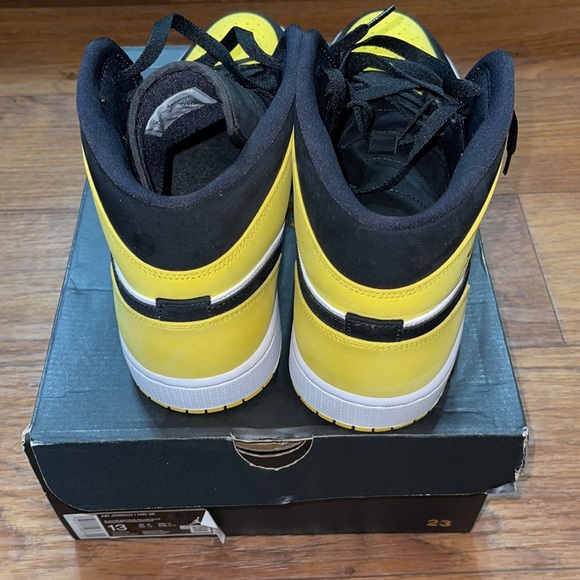Air Jordan 1 MiD Yellow Toe - Picture 4 of 6